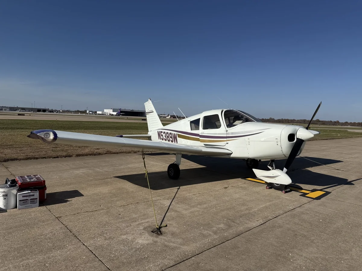 Piper Cherokee PA-28-160 N5389W on the ramp